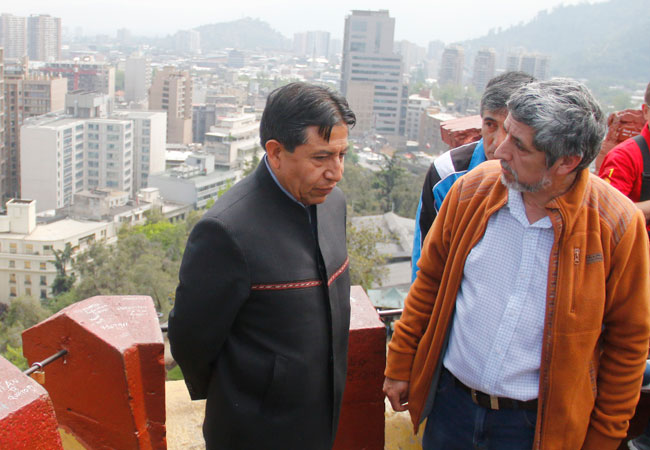 El ministro de Relaciones Exteriores de Bolivia, David Choquehuanca (i) en el cerro Santa Lucía en Santiago de Chile. Foto: EFE
