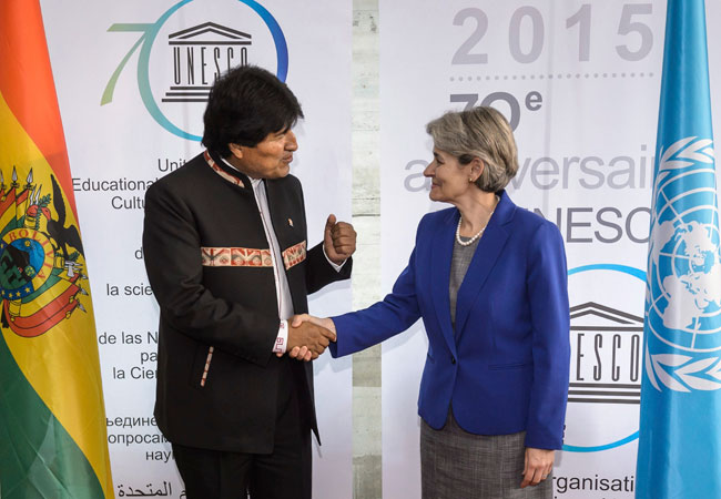 El presidente Evo Morales (i), estrecha la mano de la directora general de la Organización de las Naciones Unidas para la Educación, la Ciencia y la Cultura (UNESCO), Irina Bokova. Foto: EFE
