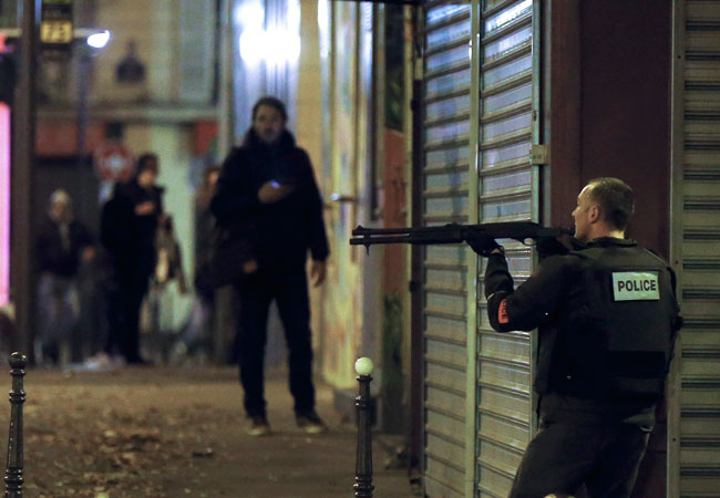 Un policía francés vigila, tras uno de los atentados que se dieron este viernes 13 en París, Francia. Foto: EFE
