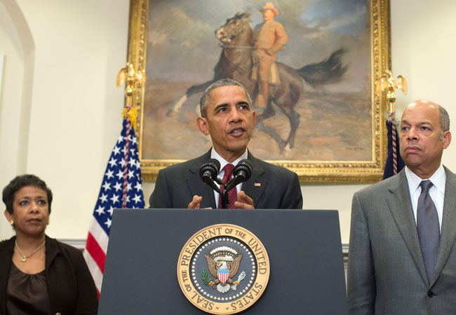 El presidente estadounidense Barack Obama (c) junto a la fiscal general Loretta Lynch (i) y el secretario de Seguridad Nacional, Jeh Johnson (d). Foto: EFE
