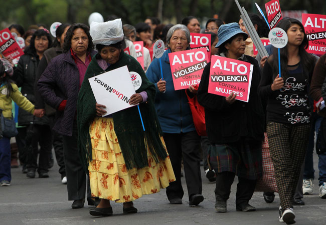 Mujeres marchan en el Día Internacional para la Eliminación de la Violencia contra la Mujer. Foto: EFE