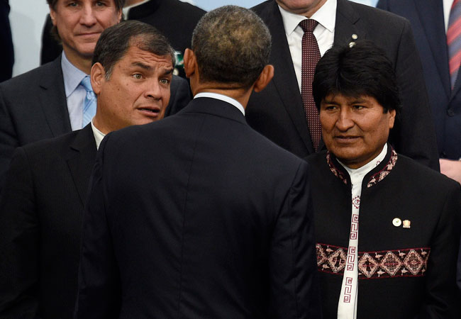 El presidente de Estados Unidos, Barack Obama, saluda al presidente ecuatoriano, Rafael Correa (i) y el presidente de Bolivia, Evo Morales (d). Foto: EFE
