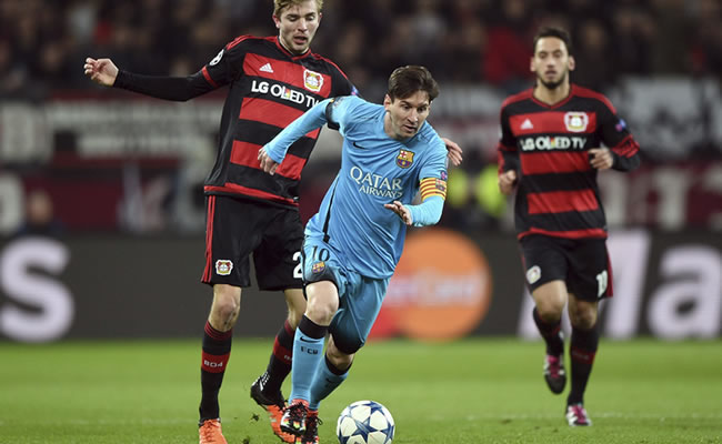 Messi disputa un balón frente al Bayer Leverkusen. Foto: EFE