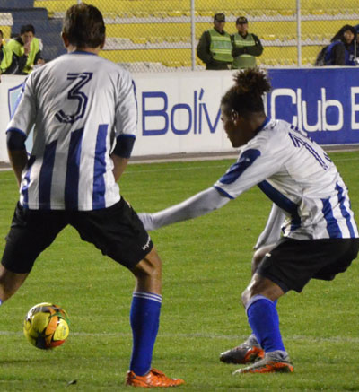 Los jugadores Andrés Vera y Leonel Morales de Sport Boys. Foto: ABI