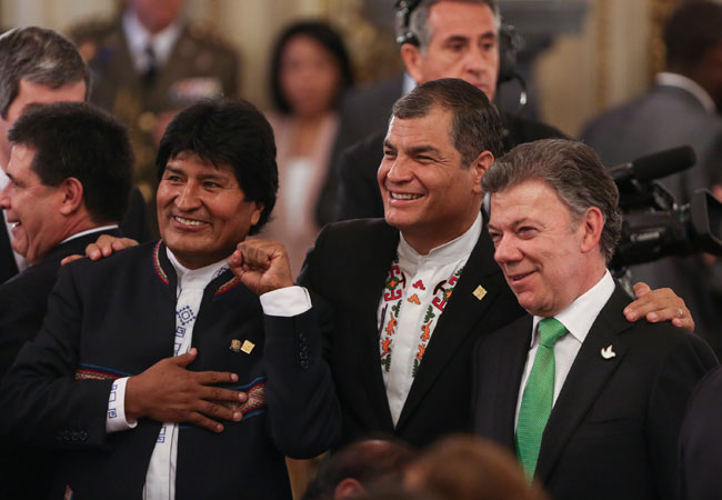El presidente de Bolivia, Evo Morales (i), junto a sus homólogos de  de Ecuador, Rafael Correa (c), y de Colombia, Juan Manuel Santos. Foto: EFE