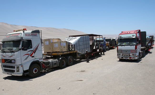 Camiones bolivianos en Arica, Chile. Foto: EFE