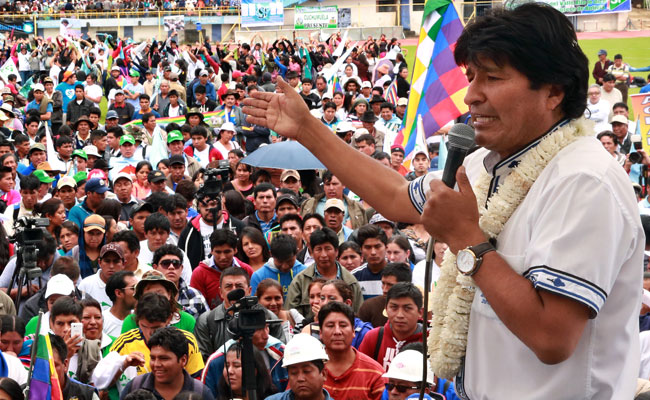 El presidente Evo Morales, en una concentración en Cochabamba por el apoyo a la repostulación en el referendo de febrero próximo. Foto: ABI
