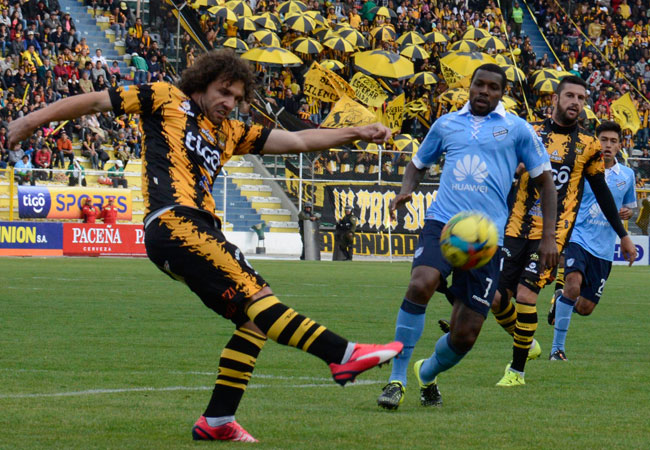 Bolívar clasificó a la Libertadores 2016 al consagrarse campeón del torneo Apertura 2014-2015 y The Strongest al ser el segundo mejor en la tabla acumulativa de la temporada 2014-2015. Foto: ABI