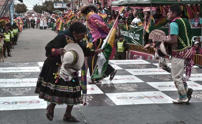 Las danzas típicas de Bolivia serán parte del repertorio de presentaciones en el Dakar 2016. Foto: ABI
