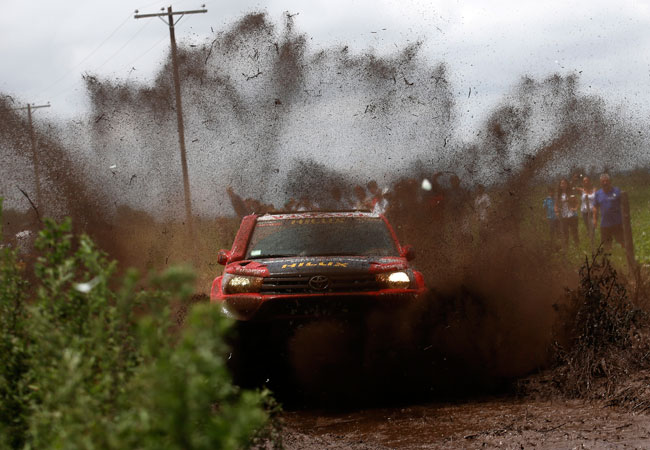 En las primeras jornadas de la competencia, el barro y la lluvia, han sido los principales obstáculos para los pilotos. Foto: EFE