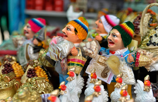 Miniaturas del Ekeko, dios de la abundancia, expuestas 'Feria de la Alasita' en la ciudad de La Paz. Foto: EFE