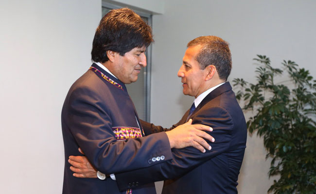 El presidente Evo Morales sostiene una reunión bilateral con su homólogo de Perú, Ollanta Humala en el marco de IV Cumbre de la Celac en Ecuador. Foto: ABI