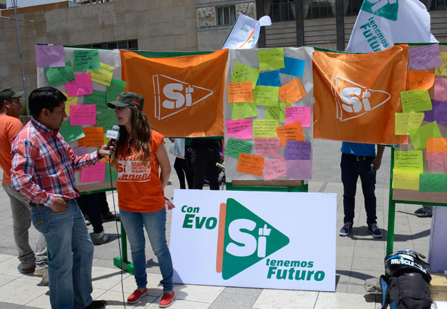 Campaña, en la ciudad de La Paz, por la opción 'Si' en el referendo de febrero. Foto: ABI