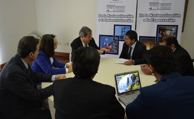 Encuentro entre representantes y autoridades de Brasil y Bolivia en la ciudad de Santa Cruz. Foto: ABI