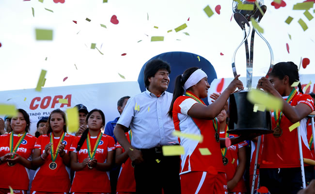 Presidente Evo premia a Potosí como campeonas. Foto: ABI