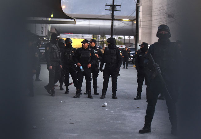 Miembros de la Fuerza Civil mexicana, resguardan los accesos al penal de Topo Chico de Monterrey, en el estado de Nuevo León. Foto: EFE