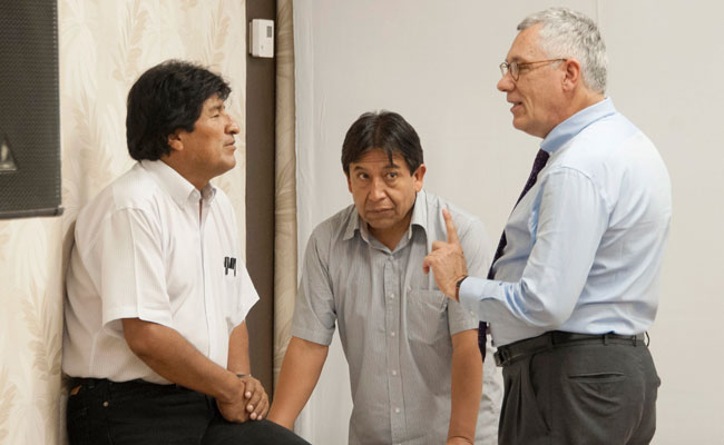 El presidente Evo Morales (i), junto al agente ante la CIJ, Eduardo Rodríguez (d); y el canciller David Choquehuanca (c). Foto: ABI