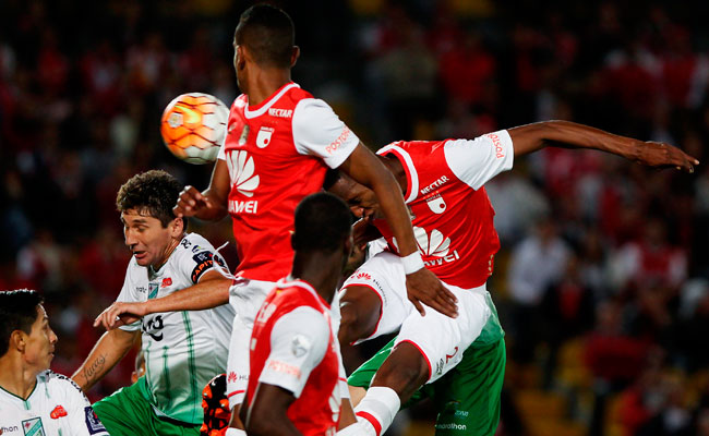 El jugador de Santa Fé, Yerry Mina (d) anota su segundo gol ante Oriente Petrolero. Foto: EFE