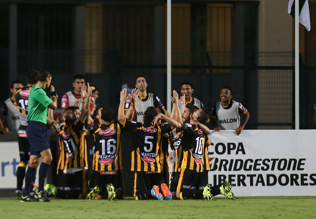 Jugadores de The Strongest celebran la anotación ante Sao Paulo, que a la postre fue la de la victoria. Foto: EFE