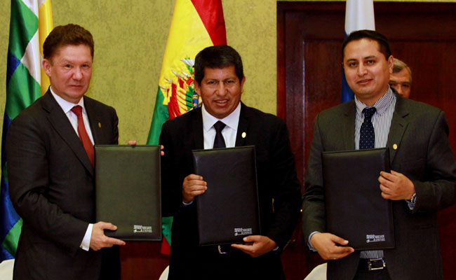 Firma de acuerdo: El presidente de YPFB, Guillermo Achá (d), el ministro de Hidrocarburos, Luis Alberto Sánchez (c), y el presidente de la rusa Gazprom, Alexéi Miller (i). Foto: EFE
