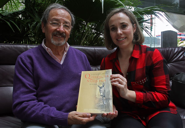 El médico boliviano Alfonso Bilbao, junto a la diputada española, Laura Martín, quienes presentaron el libro "Qullqicha ñuqa ima". Foto: EFE
