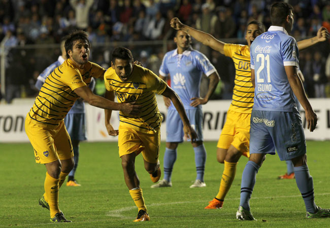 Jugadores de Boca Juniors celebran la anotación de Federico Carrizo (2-i) ante Bolívar, en el encuentro disputado en La Paz, por Copa Libertadores. Foto: EFE