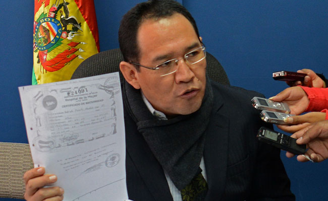 El fiscal general del Estado, Ramiro Guerrero, en rueda de prensa sobre la presentación de documentos falsificados por parte de Gabriela Zapata. Foto: ABI