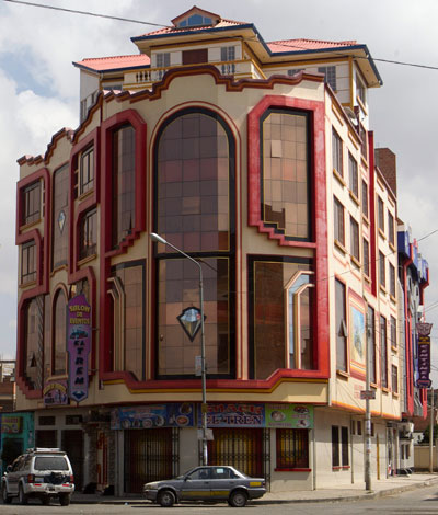 Una de las edificaciones conocidas como Cholets, en la ciudad de El Alto. Foto: EFE