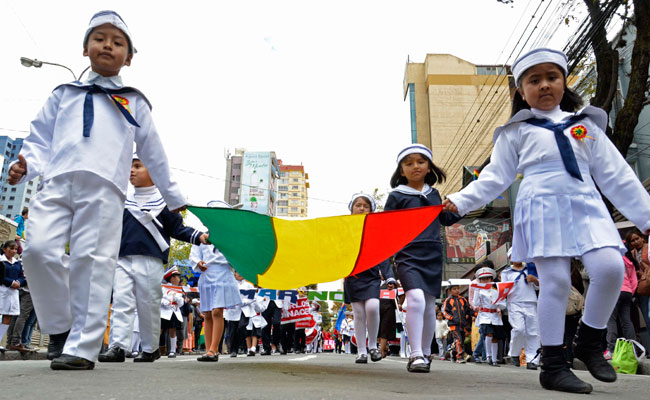 Desfile escolar en la ciudad de La Paz, conmemorando el Día del Mar. Foto: ABI
