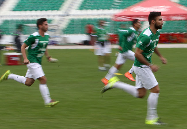 Jugadores de la selección de Bolivia, durante un entrenamiento previo al encuentro ante Colombia. Foto: EFE