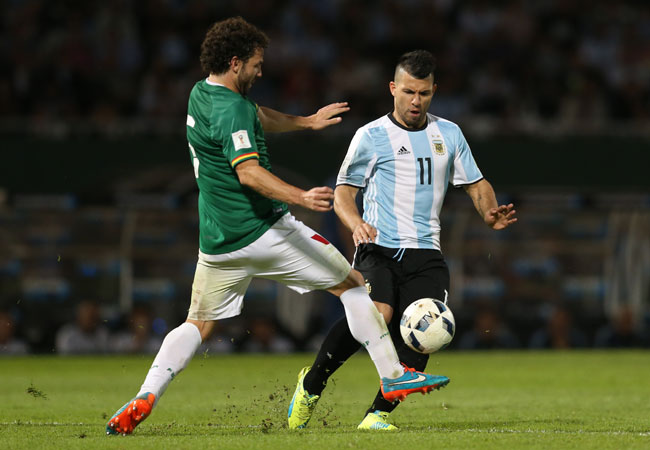 El jugador Sergio Aguero (d) de Argentina disputa el balón con Luis Fernando Martelli (i) de Bolivia. Foto: EFE
