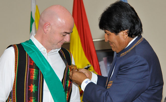 El presidente Evo Morales coloca el "Cóndor de los Andes" al titular de la FIFA, Gianni Infantino. Foto: ABI