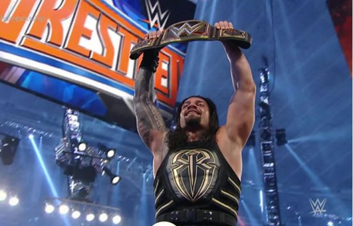 Roman Reigns celebra el título de peso completo de la WWE. Foto: Youtube