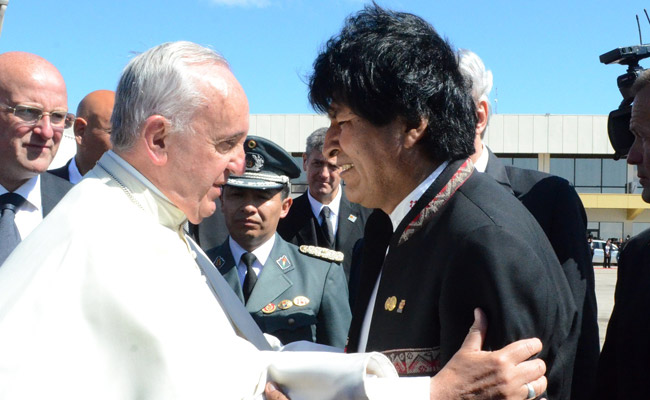 EL papa Francisco junto al presidente Evo Morales, durante la visita del santo pontífice a Bolivia en julio de 2015. Foto: ABI