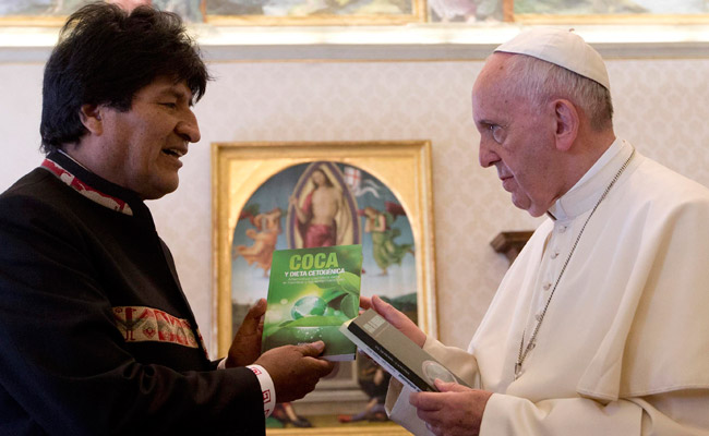 El presidente de Bolivia Evo Morales regala unos libros sobre la coca al Papa Francisco en el encuentro que tuvieron en la Santa Sede. Foto: EFE