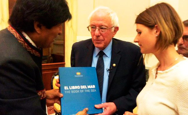 Evo Morales obsequia el Libro del Mar al precandidato presidencial estadounidense, Bernie Sanders, en un breve encuentro en Roma. Foto: ABI