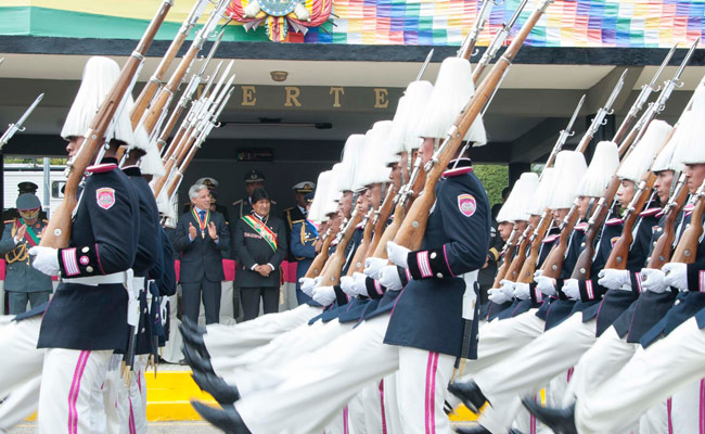 El presidente Evo Morales y el vicepresidente Álvaro García Linera presencian el desfile militar en honor a los 125 años de existencia del Colegio Militar. Foto: ABI