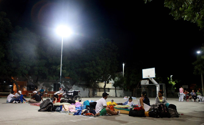 Un grupo de personas pasando la noche en una pista de baloncesto, tras el fuerte sismo de 7,8 grados en Manta (Ecuador). Foto: EFE