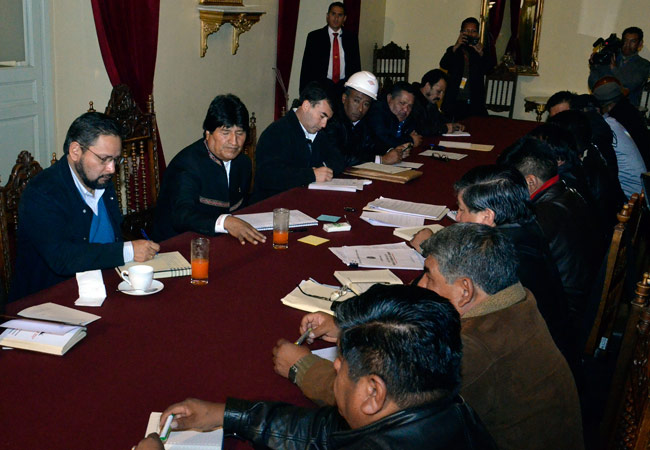 Una de las varias reuniones entre el Gobierno y dirigentes de la COB. Foto: ABI