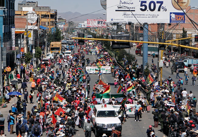 Varios centenares de discapacitados pasan por la ciudad de El Alto (Bolivia). Foto: EFE