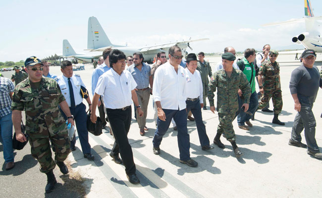 El Presidente Evo Morales junto a su homólogo de Ecuador, Rafael Correa, en visita del mandatario boliviano a zonas afectadas por el terremoto de la semana pasada. Foto: ABI