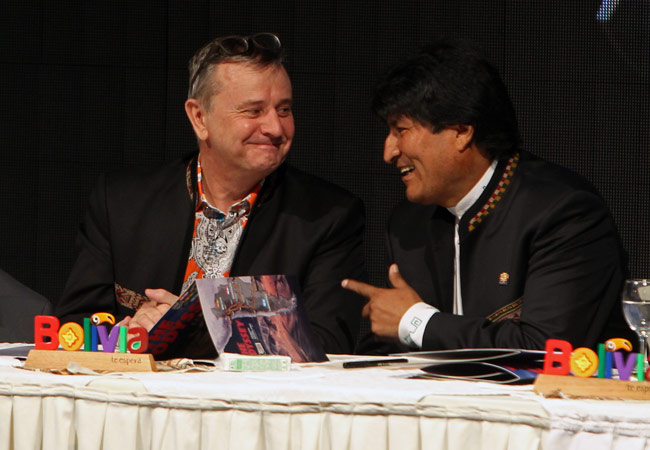 El presidente de Bolivia, Evo Morales, y el director de la ASO, Ettiene Lavigne, durante la presentación oficial del Rally Dakar en La Paz. Foto: EFE