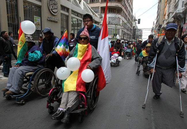 Un grupo de personas con discapacidad realiza una marcha por las calles de la ciudad de La Paz. Foto: EFE