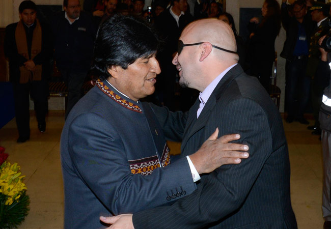 El presidente Evo Morales felicita a David Tezanos Pinto, en el acto de toma de posesión del nuevo Defensor del Pueblo. Foto: ABI