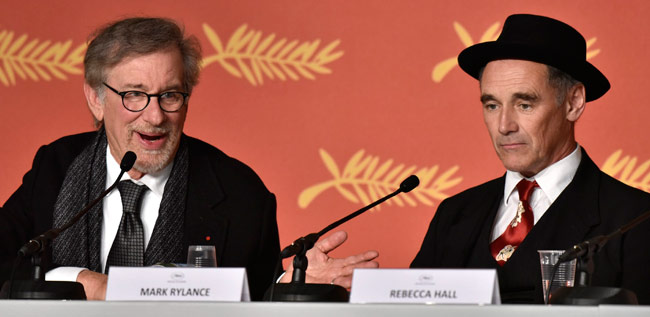 El actor británico Mark Rylance (d) y el director estadounidense, Steven Spielberg (i) en la presentación del film 'The BFG' en el festival de Cannes. Foto: EFE