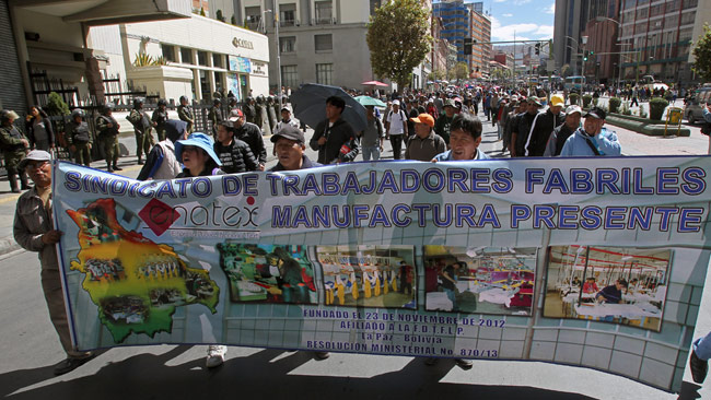 Protesta de los trabajadores de la empresa estatal de textiles Enatex. Foto: EFE