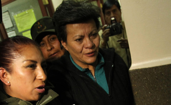 Pilar Guzmán (d), tía de Gabriela Zapata, asiste a una audiencia cautelar en la ciudad de La Paz. Foto: EFE