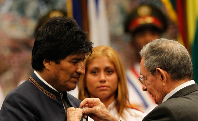 El presidente de Cuba, Raúl Castro, condecora a su homólogo boliviano, Evo Morales (i). Foto: EFE