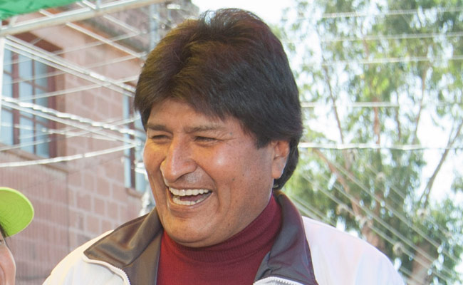 El presidente Evo Morales, en Sucre, premió a los atletas ganadores de la carrera pedestre. Foto: ABI