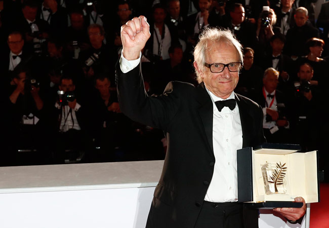 El director británico Ken Loach, posa ante la prensa tras recibir la Palma de Oro en el Festival de Cannes. Foto: EFE